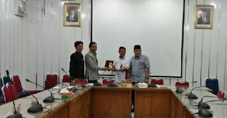 Saling Tukar Cinderamata Antara Pimpinan DPRD Padangpanjang dan Pimpimanan DPRD Kota Padang.
