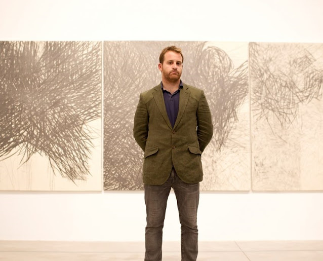 El artista Nicolás Ortigosa posa delante de una de sus pinturas en Bombas Gens Centre d'Art