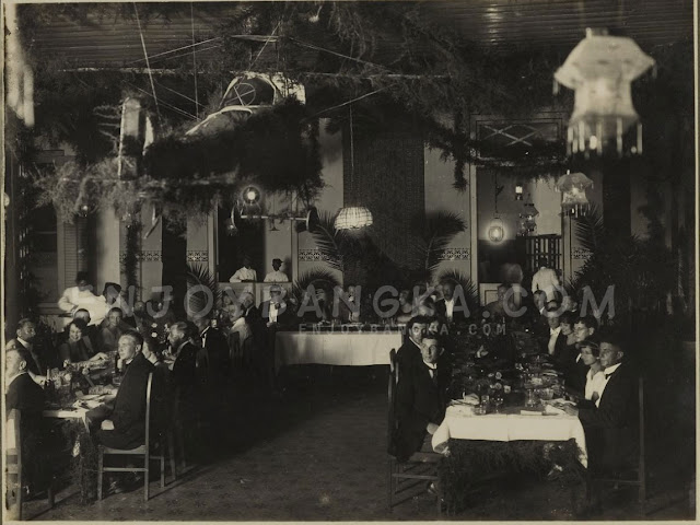 Makan-malam-pada-saat-pendaratan-di-Muntok-Fokker-F-VII-dari-Royal-Dutch-Airlines-dalam-perjalanan-udara-pertama-dari-Belanda-ke-Hindia-Belanda-enjoy-bangka