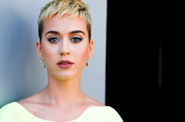 Katy Perry defiende la cirugía plástica