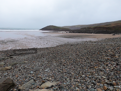 As charmosas pedras da Whitesands Beach do País de Gales