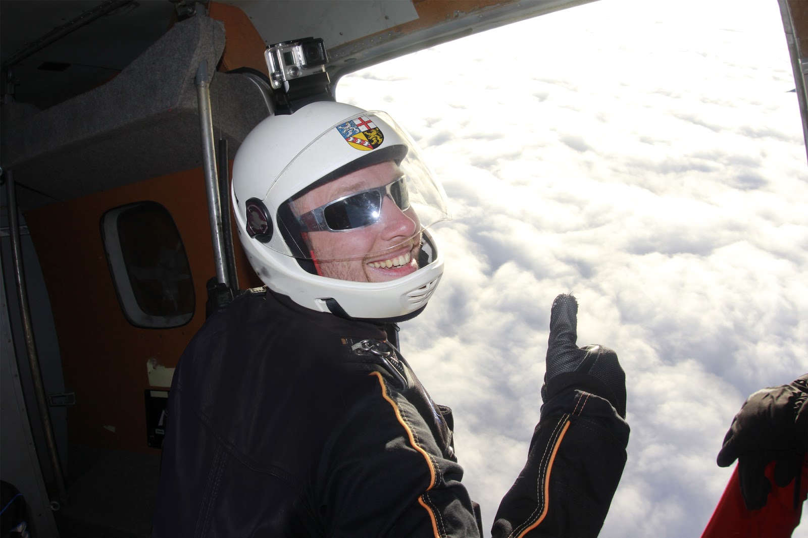 Ein Mann Springt Ohne Fallschirm Aus Einem Flugzeug Und überlebt www.der-postillon.com