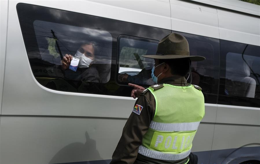 Controles policiales en la primera ola de pandemia de 2020 / ARCHIVO XINHUA