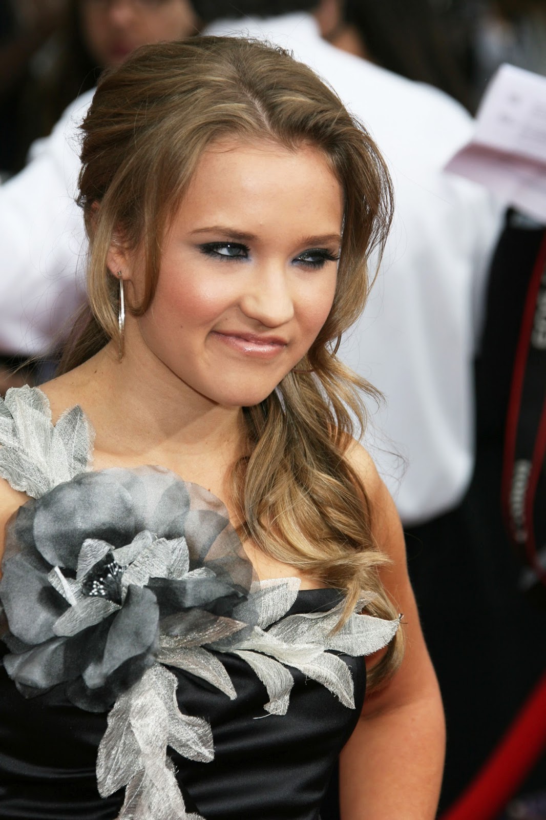 Emily Osment Cute Hq Photos At The Premiere Of Walt Disney Pictures Hannah Montana The Movie