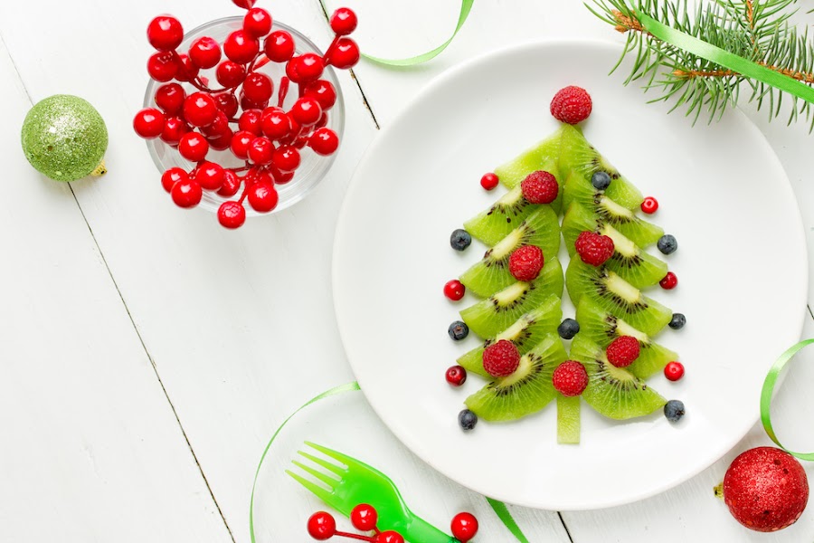 postre árbol de navidad con frutas: kiwi, arándanos, moras