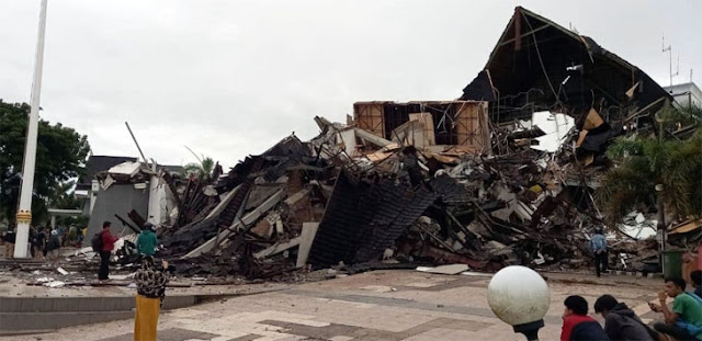Gempa Sulawesi Barat, Kantor Gubernur Ambruk, 3 Meninggal Ribuan Mengungsi Gempa Sulawesi Barat, Kantor Gubernur Ambruk, 3 Meninggal Ribuan Mengungsi