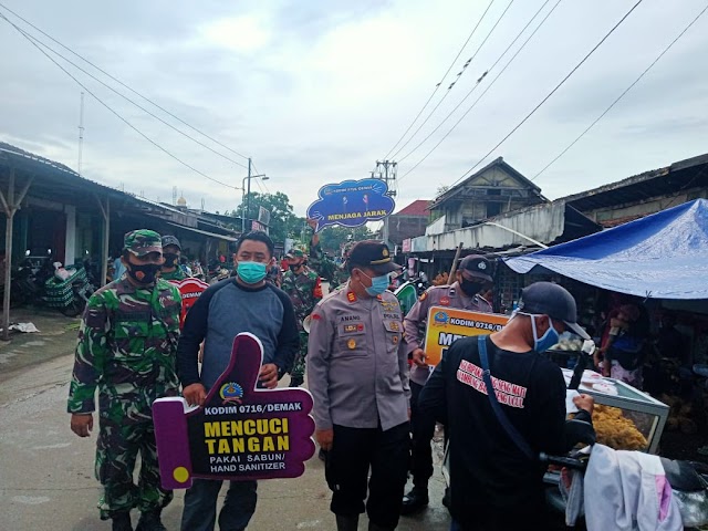 Sosialisasi di Pasar Pamongan, Serukan 6 dan 7 Februari Esok di Rumah Aja.   