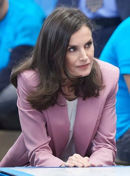 Queen Letizia wore Hugo Boss Jericoa stretch wool double breasted blazer and trousers an Boss silk blouse