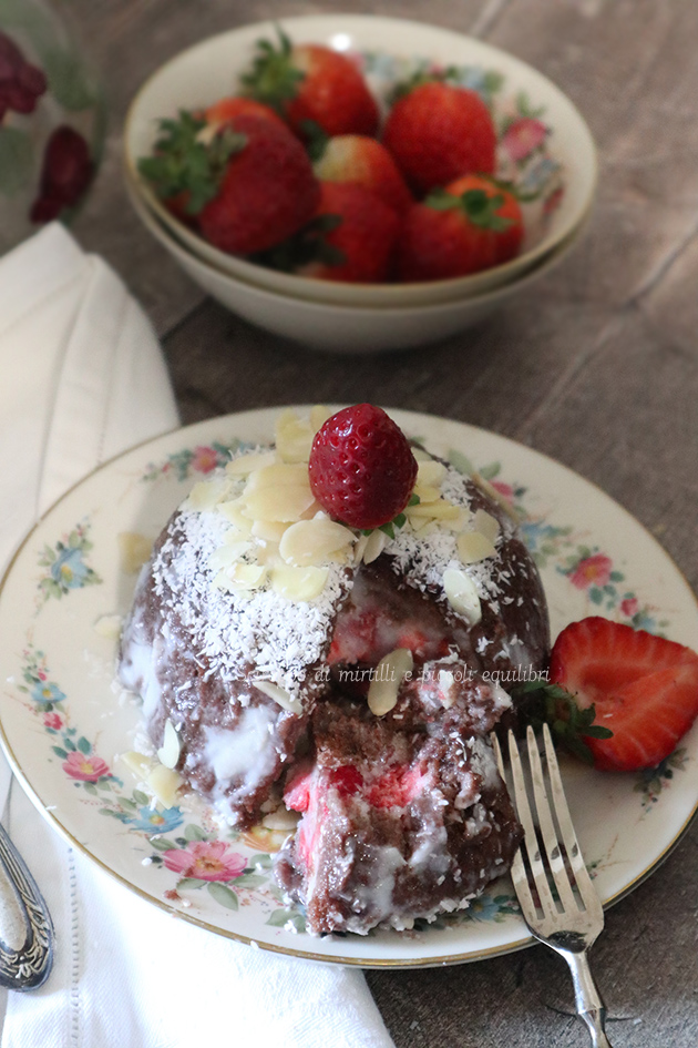 Zuccotto di pavesini al cacao, biancomangiare e fragole