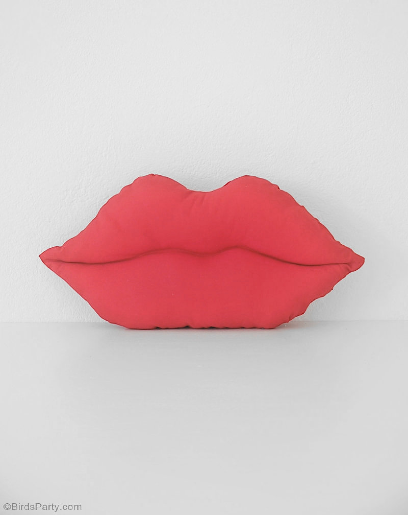 Lips Pillow DIY with FREE Pattern  - quick and easy craft project to decorate your home or bedroom for Valentine's Day or to gift to someone you love! by BirdsParty.com @BirdsParty #valentinesdaydecor #diy #carfts #lipspillow #lipsaccentpillow #diylipspillow #lipspattern #lipspillowpattern #freesewingpattern #sewing #freepatterns lipspillowdiy #diylipspillow #diypillow #valentinesday