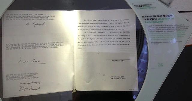 Fac-simile do Tratado da Antártida, firmado em 1959