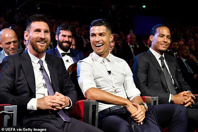 Messi và Ronaldo tay bắt mặt mừng, thân thiện khó tin 3 Messi và Ronaldo tay bắt mặt mừng, thân thiện khó tin 3