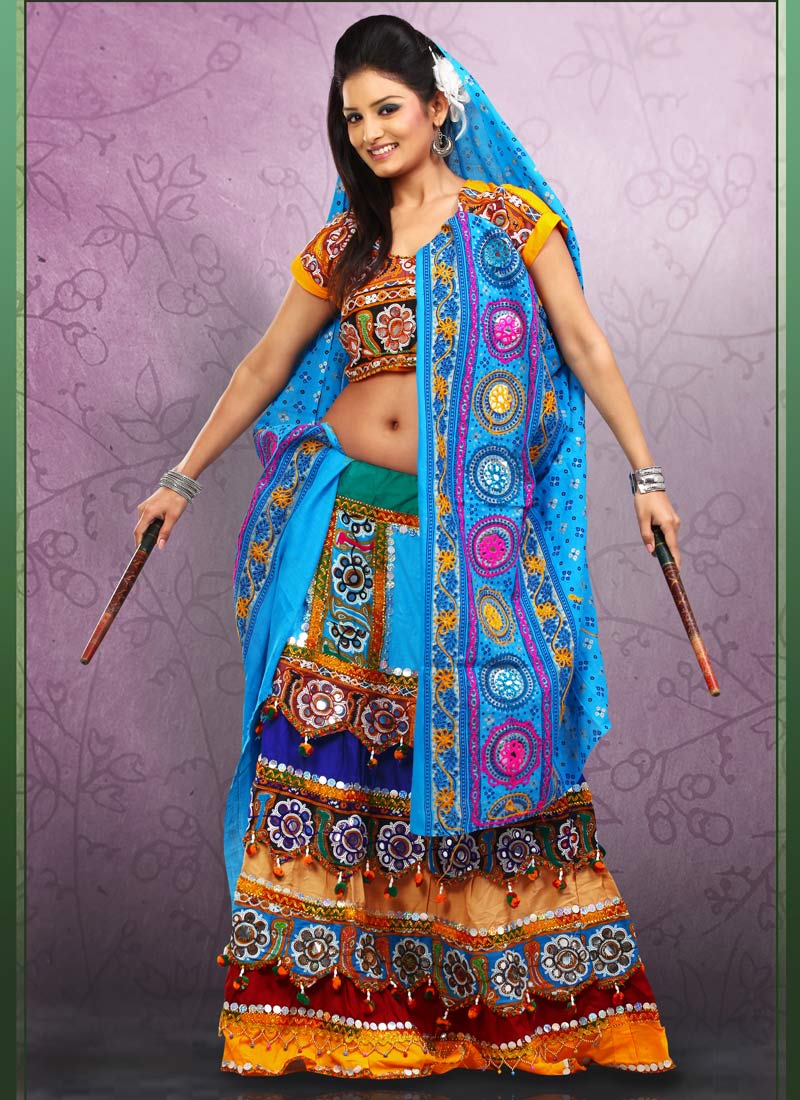 Beautifully Designed Low-waist Choli Lehenga (buychaniyacholi.blogspot.com)