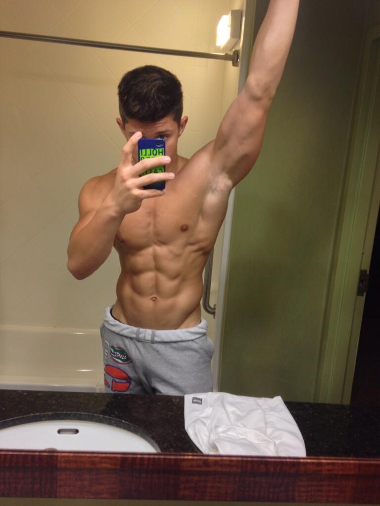 sexy-straight-bad-boy-shirtless-fit-body-abs-selfie