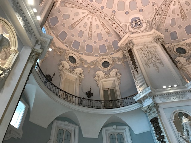 イゾラベッラ（ベッラ島）の宮殿内　高い天井に天使の彫刻