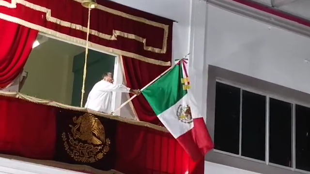 Encabeza José Alberto  Fenochio el grito de Independencia de México