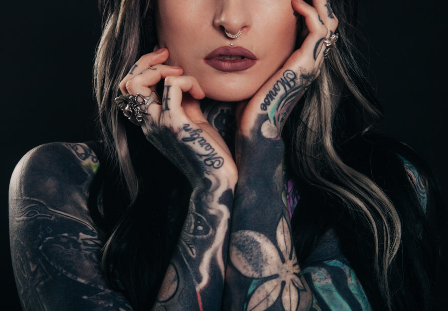 Fotografía de modelo con tatuaje en negro puro