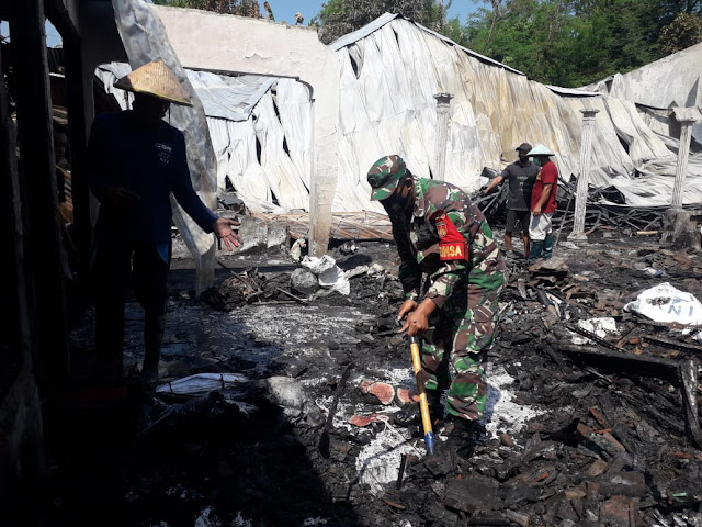Peduli Korban Kebakaran, Babinsa Bantu Bersihkan Puing Pasca kebakaran