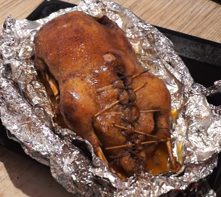 Гусь запеченный в духовке в рукаве кусочками. Гусь кусочками запеченный в духовке. Тушёный гусь кусочками в рукаве. Гусенок готовит. Гусенок готовит.