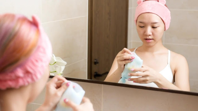 買就送起泡網!送完為止!京都限定販售，添加淨白的甘草根與胡蘿蔔根萃取物成分。細緻保濕、絲綢般綿密的泡沫，柔滑洗淨肌膚，天然的桂花香氣，增加人際關係UP UP!