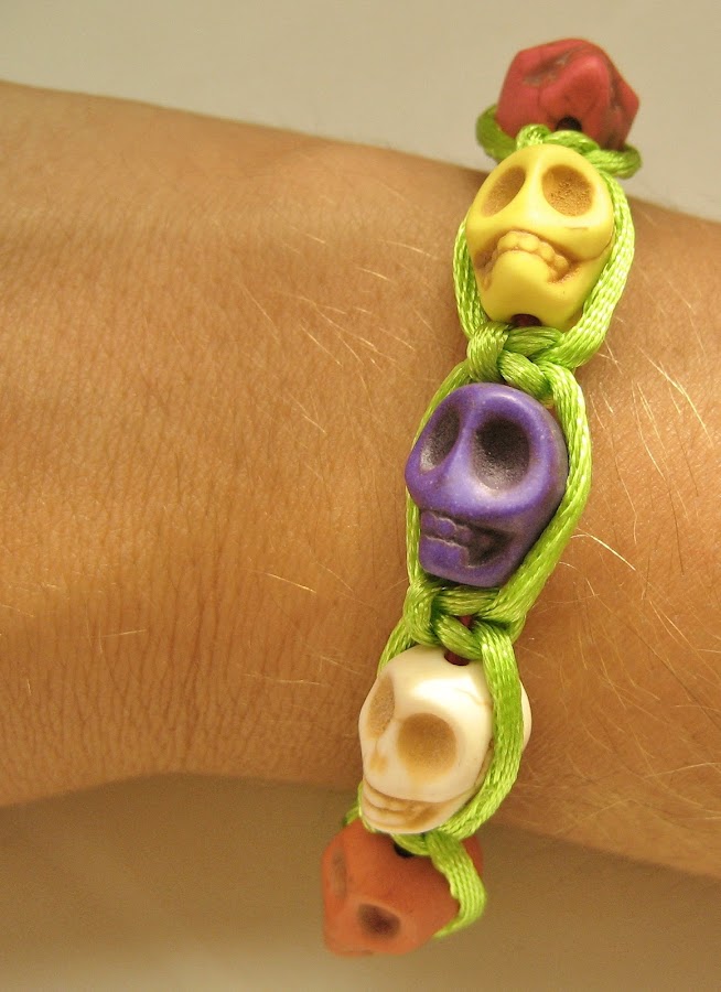 Pulsera de calaveras y macramé. Skulls bracelet.