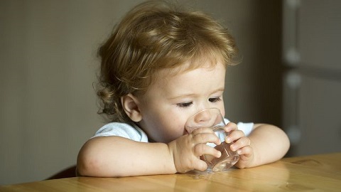 Tips Agar Anak Minum Air Putih 