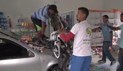 Bahia: Motorista passa mal, carro atropela motociclista e invade farmácia