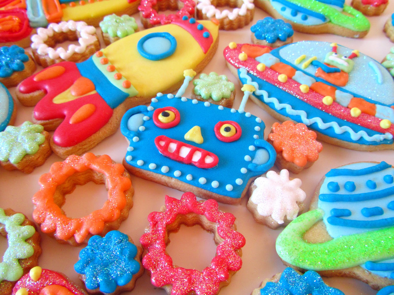 Galletas decoradas: robots espaciales  Postreadicción: Cursos de  pastelería, galletas decoradas, cortadores, papel de azúcar y mucho más.