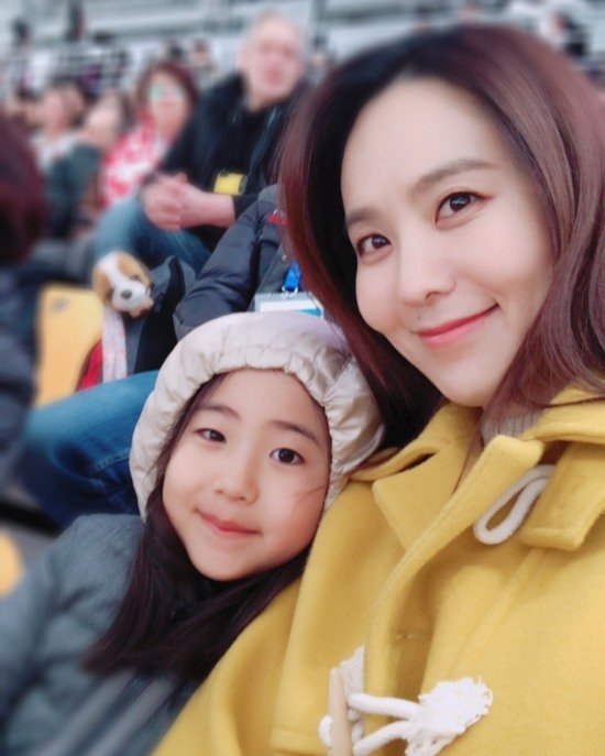 "We, mother and daughter" Park Ji-yoon, with his daughter cheering