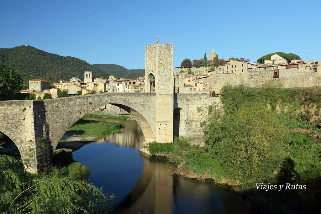 Puente viejo sobre el río Fluviá de Besalú, Girona