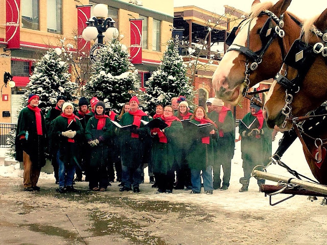 Stairwell Carollers sing in Byward Market