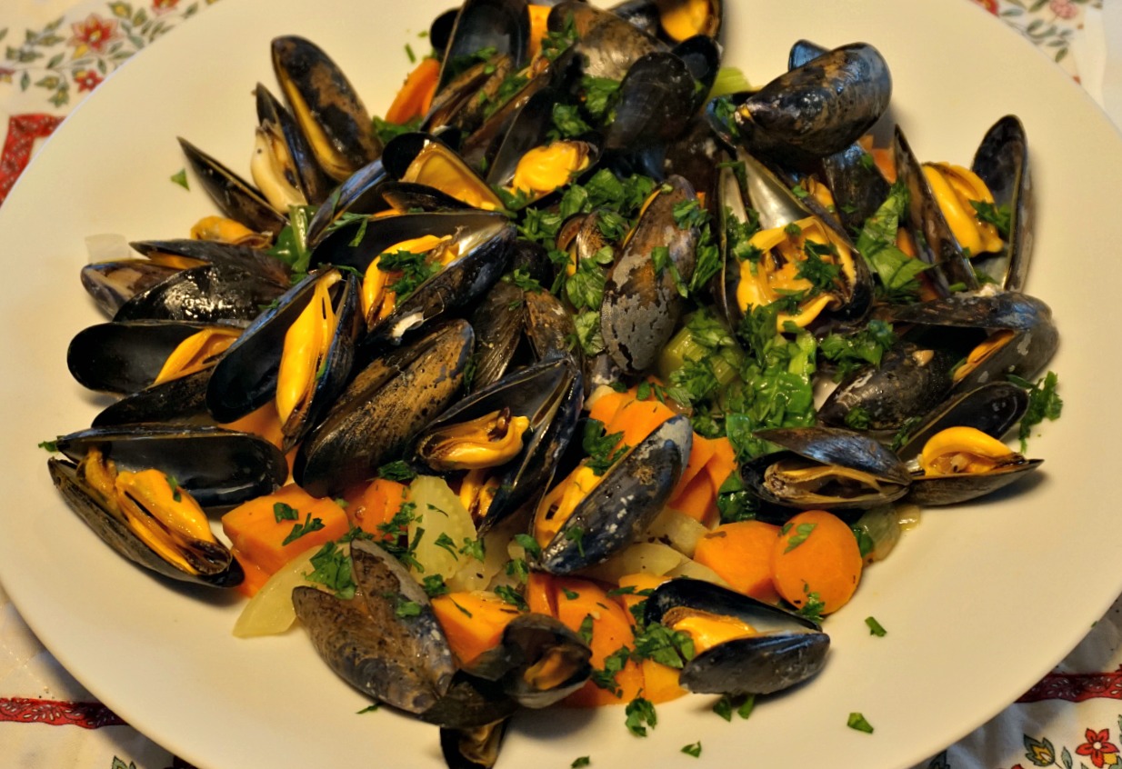 Mussels on vegetable bed Hiking and Cooking in the South of France