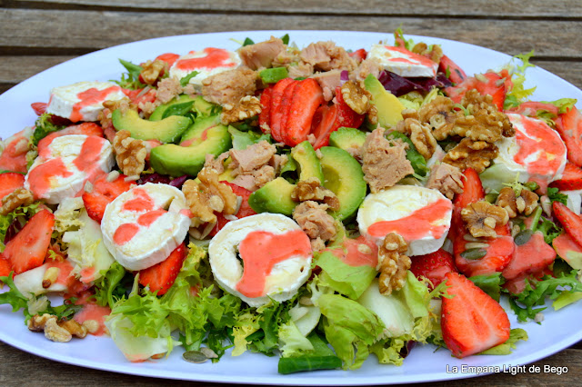 Ensalada Completa De Fresas, Aguacate Y Queso De Cabra
