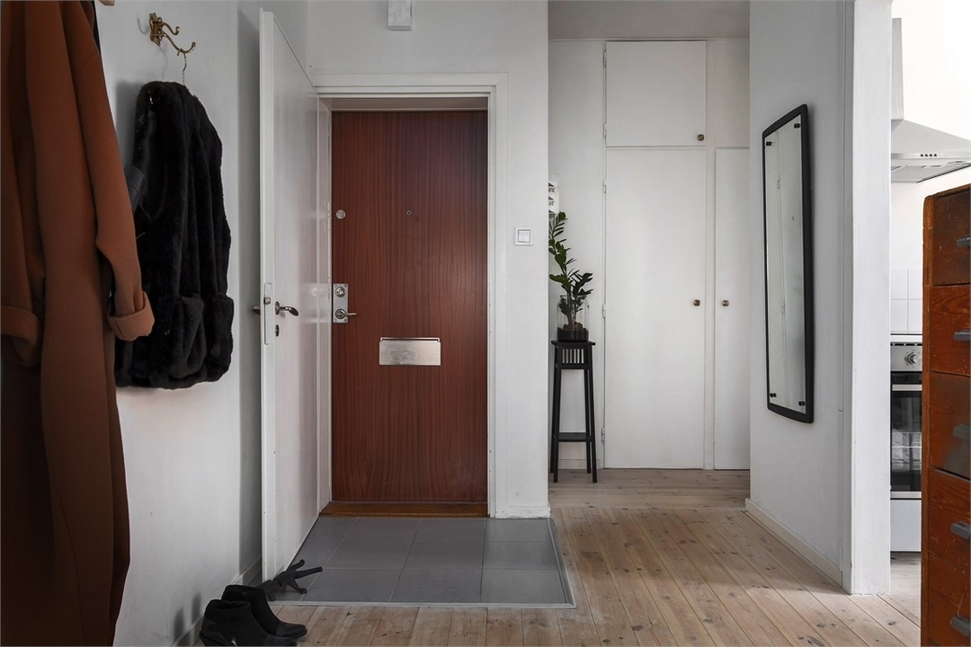 Hand Embroidered Jeans Fuse Contemporary Fashion With a Funky Retro Vibe