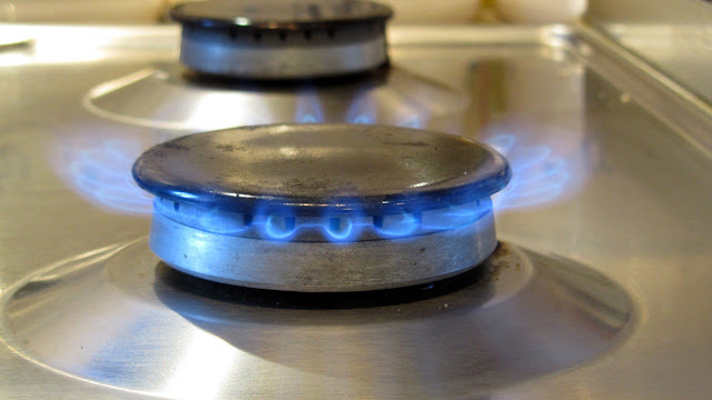 membersihkan burner kompor gas