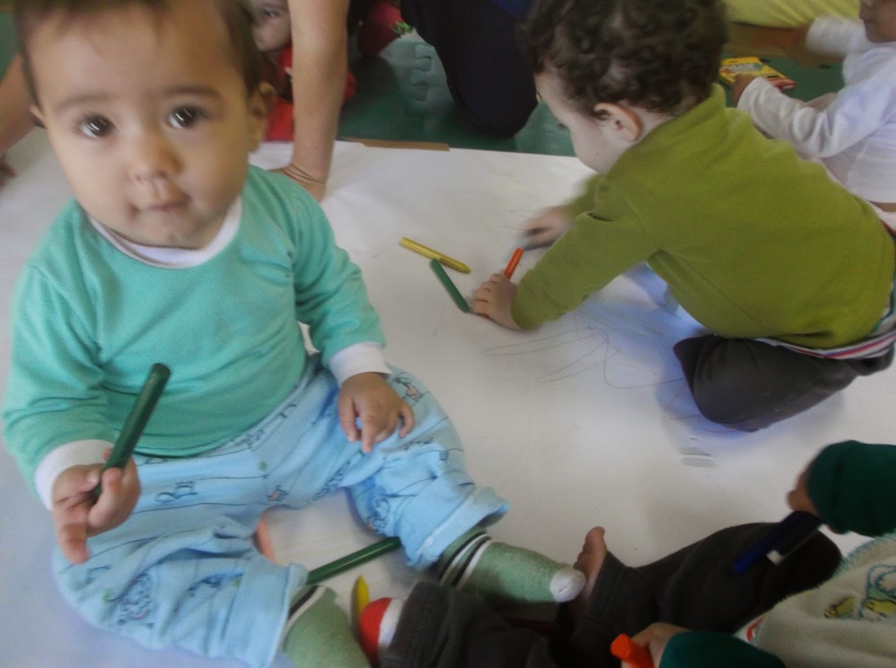 INSTITUIÇÃO DE ENSINO INFANTIL HELENA SAVI RABISCANDO COM GIZ DE CERA NO BERÇÁRIO