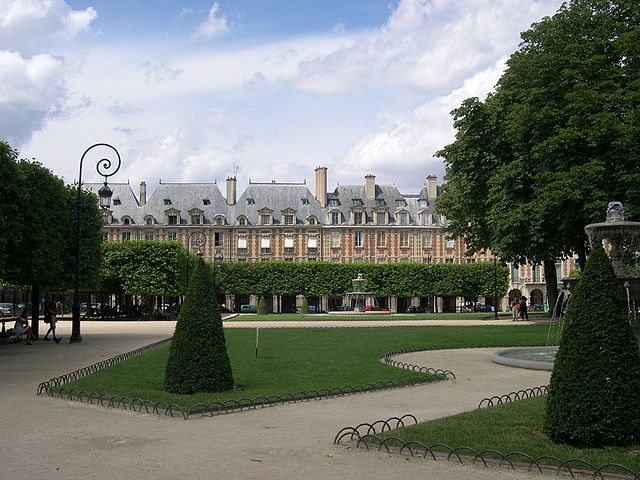 "Paris PlaceDesVosges Ouest" by AlNo (discuter/talk/hablar/falar) - AlNo (discuter/talk/hablar/falar). Licensed under CC BY-SA 3.0 via Wikimedia Commons - http://commons.wikimedia.org/wiki/File:Paris_PlaceDesVosges_Ouest.JPG#/media/File:Paris_PlaceDesVosges_Ouest.JPG