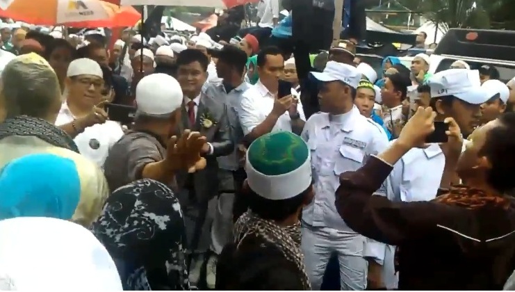 Laskar FPI mengawal pengantin dan rombongan hingga masuk Gereja Katedral, Sabtu (11/2/2017).