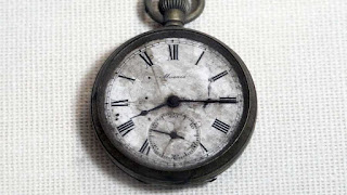 Un reloj de bolsillo parado a las 8:15, hora en la que estalló la bomba atómica en Hiroshima. 