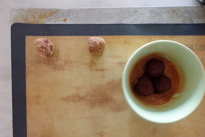 rolling dough ballls in cinnamon sugar
