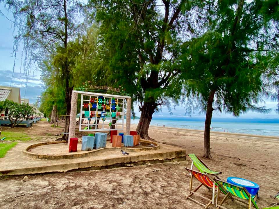 รีวิวหาดสวนสนประดิพัฒธ์ จ.ประจวบ สวย ใส มีที่พัก อาหาร คาเฟ่ สิ่งอำนวยความสะดวกครบครัน