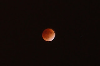 2011年12月10日の皆既月食の赤い月