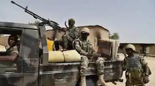 Kebbi: Sojoji sun sake ragargaza Yan Bindiga sun kuɓutar da Malami da wasu Dalibai da aka sace a Birnin Yauri Kebbi: Sojoji sun sake ragargaza Yan Bindiga sun kuɓutar da Malami da wasu Dalibai da aka sace a Birnin Yauri