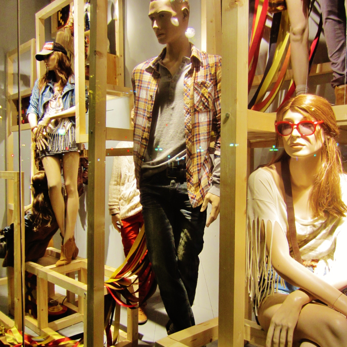 creando sueños ANALIZANDO ESCAPARATES...