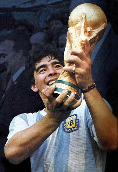 Maradona Maradona levantando la copa del mundo