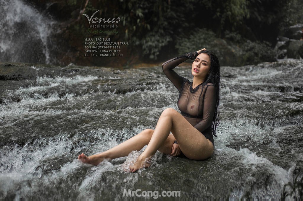 Linh Miu boldly let go of her chest in a set of photos taken under a waterfall