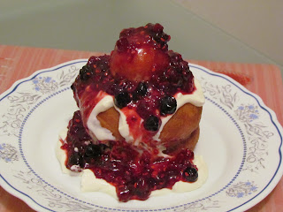 Papanasi cu dulceata de fructe de padure / Cheese pancakes with berry jam