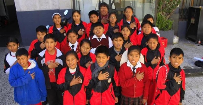 Escolares de Arequipa cantan Himno Nacional en quechua en apoyo de selección peruana de fútbol Escolares de Arequipa cantan Himno Nacional en quechua en apoyo de selección peruana de fútbol