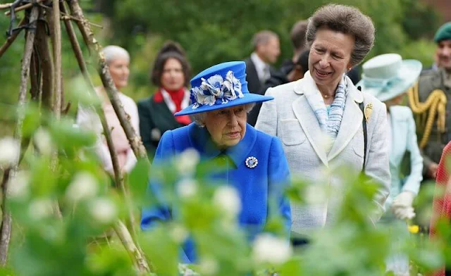 The Queen wore a royal blue velour coat by Stewart Parvin, a matching silk dress. Prince Albert's Sapphire brooch