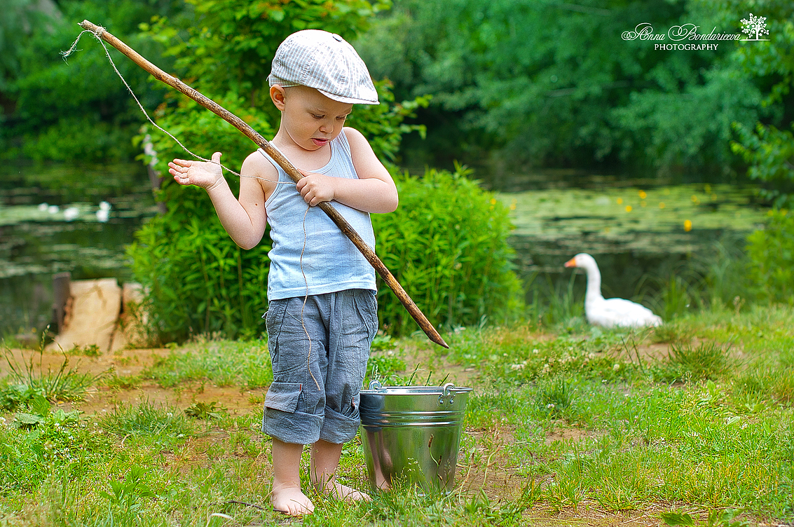 Мальчики ловят девочек. Удочка для детей. Лето мальчик ловит рыбу. Мальчик с удочкой. Дети на берегу реки.
